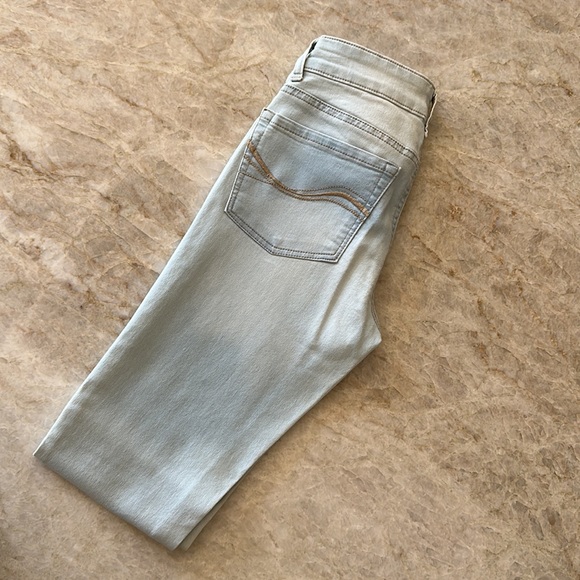 Kohls SO Woman’s Jeggings NWT - Light Blue Denim Wash - Juniors Jeans - Size 3 - Picture 4 of 8